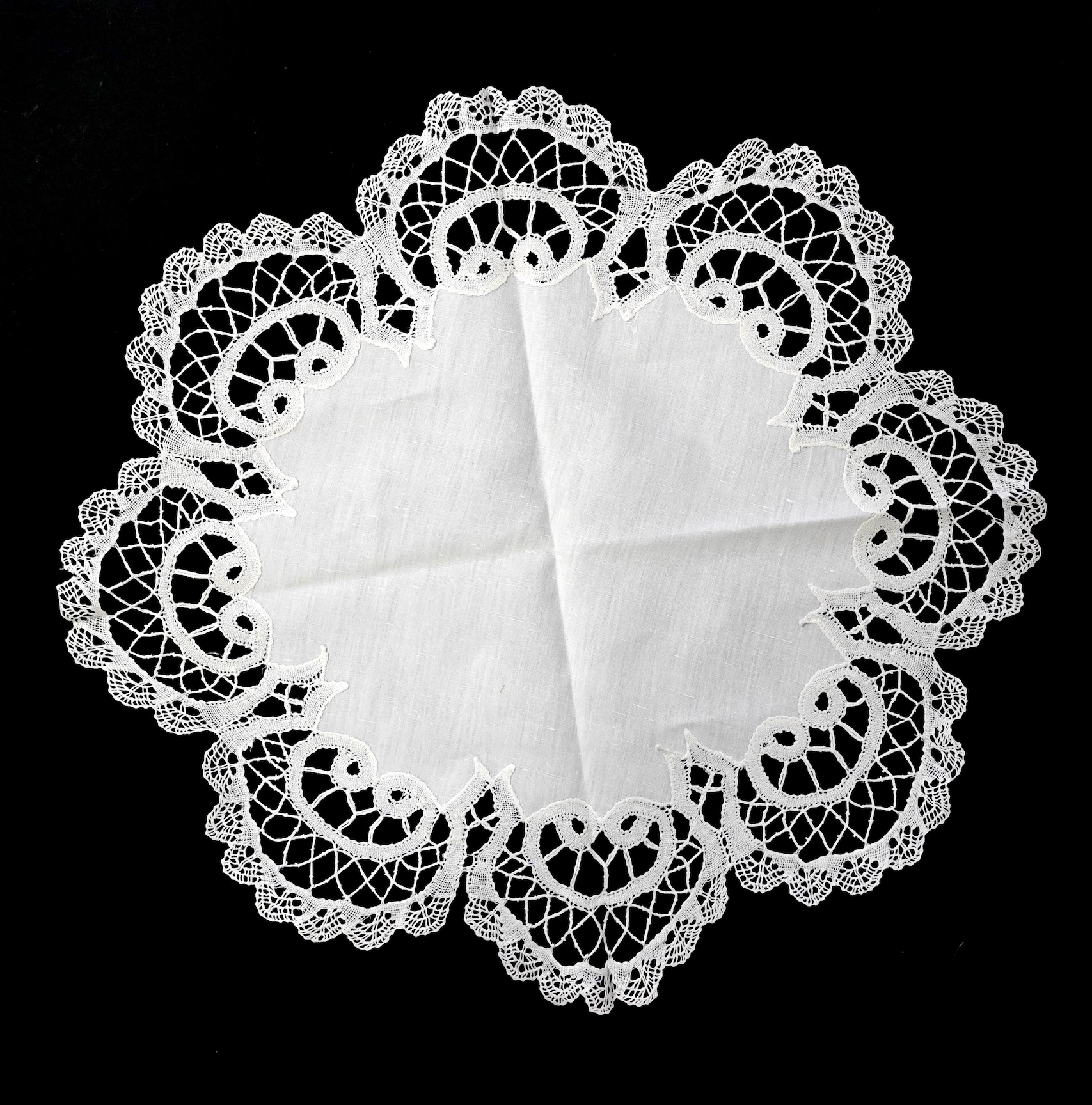 A large drawn thread worked table cloth, various other table cloths, napkins and various sets of fine hand made tatting and fine tape lace table mats